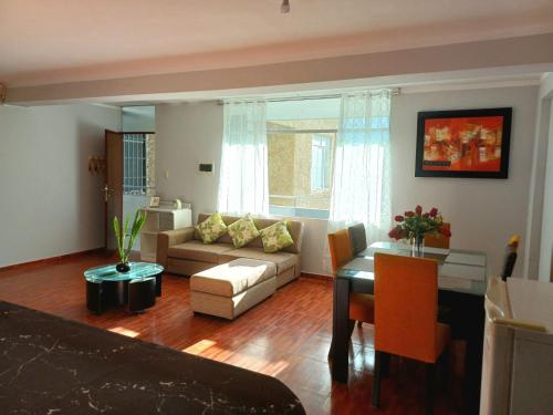 ein Wohnzimmer mit Sofa und Tisch in der Unterkunft Vasco Peruano House in Jaén
