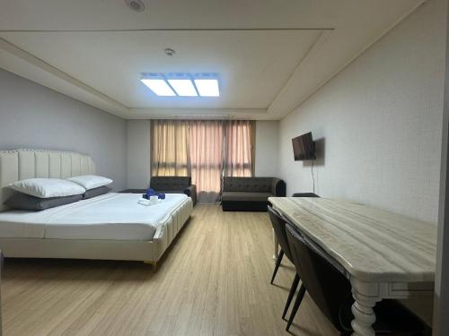 una habitación de hotel con una cama y un sofá en Condo in Clark! Studio Free Parking 40sqm, en Fort Stotsenburg