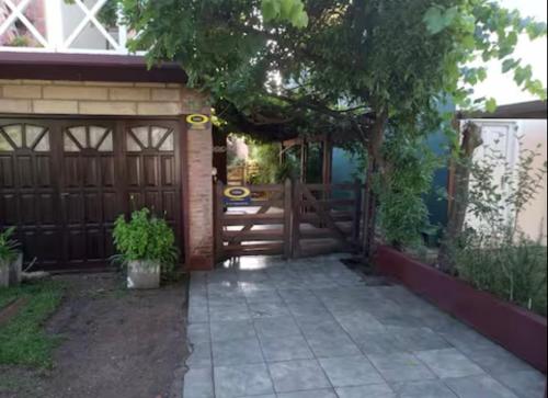 ein Eingang zu einem Haus mit einem Holztor in der Unterkunft Casa alquiler in Ostende