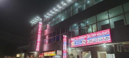 un edificio con señales a un lado por la noche en Hotel the Chandigarh, en Chandīgarh