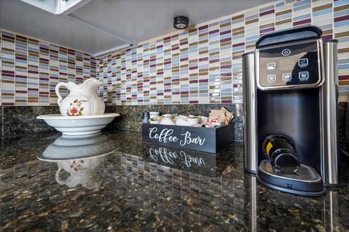 Koupelna v ubytování Darling 2 bedroom 1 bathroom Highland Park Home with Jacuzzi and View