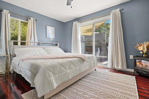 Postel nebo postele na pokoji v ubytování Darling 2 bedroom 1 bathroom Highland Park Home with Jacuzzi and View