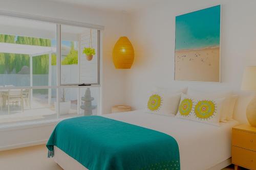 une chambre avec un lit et une grande fenêtre dans l'établissement Bundalong River Retreat & Poolside Bliss, à Bundalong