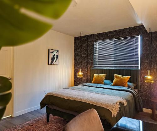 a bedroom with a bed and a window at Forty First Place - Boutique Hostel in Los Angeles