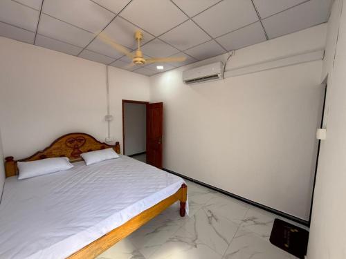 a bedroom with a large bed in a room at Trikon Villaa in Trincomalee