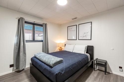 Postel nebo postele na pokoji v ubytování Urban Estates - Peak Haven - Stay Explore Belong