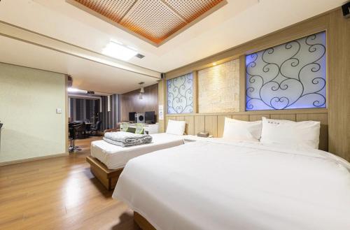 um quarto de hotel com duas camas em um quarto em Jeonju Castle em Jeonju