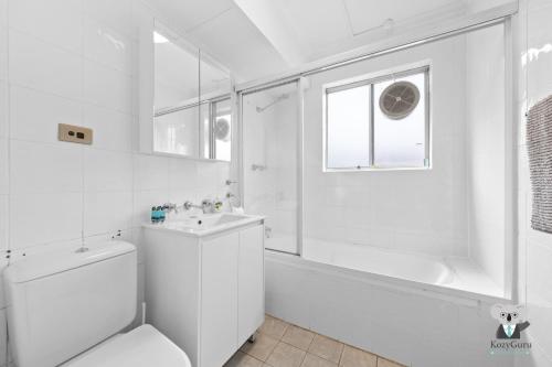 Ένα μπάνιο στο KozyGuru | Westmead | 2Bed Unit + Free Parking