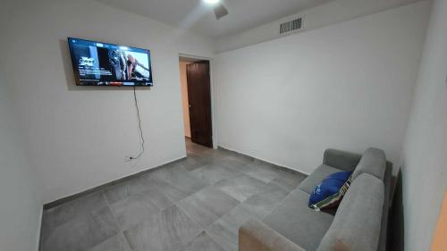 Una televisión o centro de entretenimiento en Santafe Suites