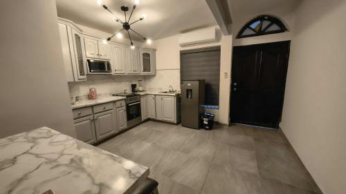 Kuchyň nebo kuchyňský kout v ubytování Santafe Suites