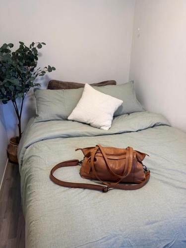 Postel nebo postele na pokoji v ubytování NEW! Northern Light apartment - Outdoor sauna - Free Parking - 750m from city centre