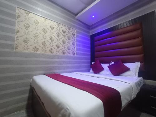 Ένα ή περισσότερα κρεβάτια σε δωμάτιο στο Hotel Shimla Inn