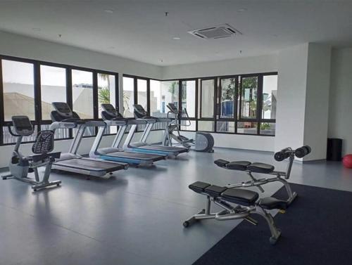 ein Fitnessstudio mit einer Reihe von Laufbändern und Geräten in der Unterkunft I-City Premier Suites Shah Alam by Landmark in Shah Alam