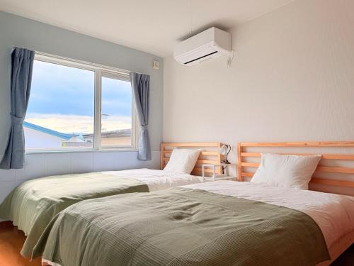 Postel nebo postele na pokoji v ubytování SOL STAY 6min JR Ski retreat Free Parking