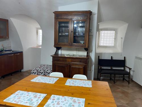 アッセルジにあるLarge familyのキッチン(木製テーブル、キャビネット付)