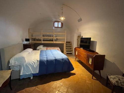 アッセルジにあるLarge familyのベッドルーム(ベッド1台、ドレッサー、テレビ付)