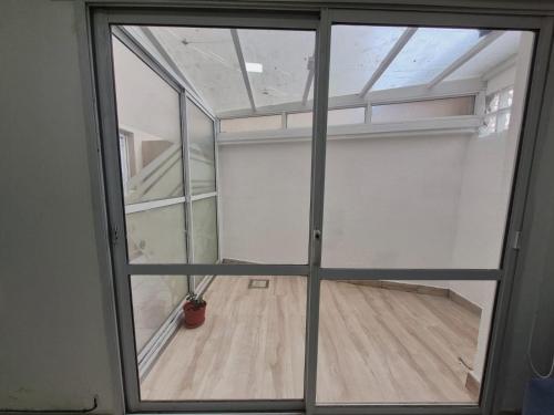 una vista su una camera attraverso una porta di vetro di Excelente departamento con 2 patios en Zona Aldrey a Mar del Plata