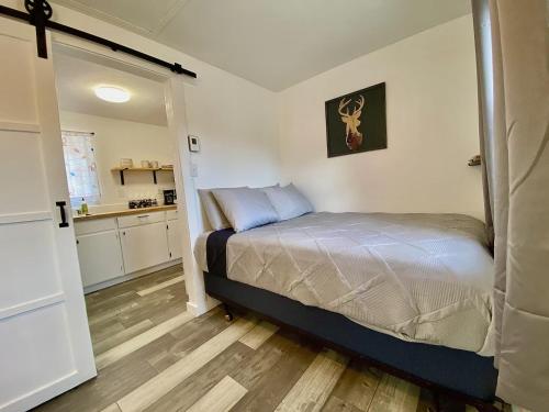 Ένα ή περισσότερα κρεβάτια σε δωμάτιο στο Uptown Estates - Juniper Den