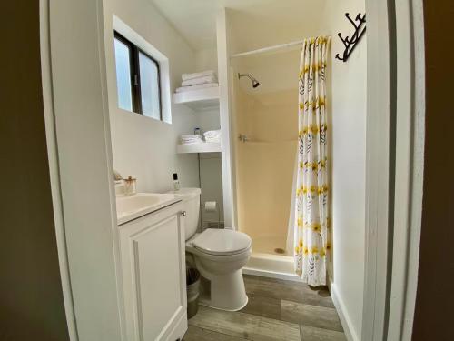 Ένα μπάνιο στο Uptown Estates - Juniper Den