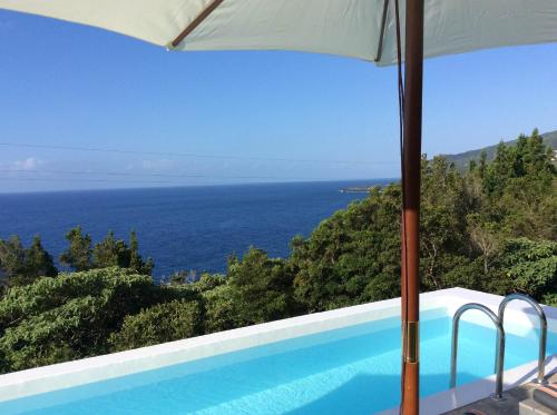 a swimming pool with a view of the ocean at Casas de Incensos - TER -TA in Pontas Negras