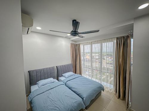 uma cama num quarto com uma grande janela em 稻岸 DaoAn Homestay-with balcony em Sekincan