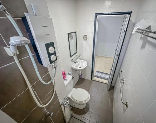 um pequeno banheiro com vaso sanitário e chuveiro em 稻岸 DaoAn Homestay-with balcony em Sekincan