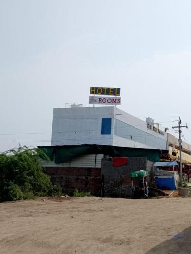 a building with a sign that reads hotel rooms at hotel shreejee in Himatnagar