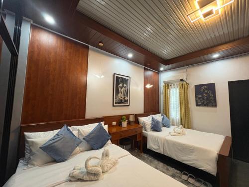 een slaapkamer met 2 bedden in een boot bij Goldland Caelestis Guest House in Bacolod