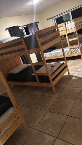 2 letti a castello in una camera con pavimento piastrellato di The Mount Vibe a El Monte