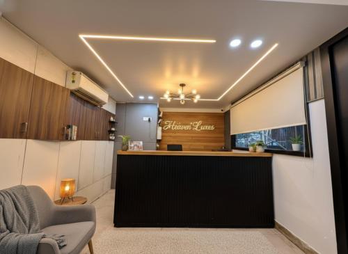 Kuchyň nebo kuchyňský kout v ubytování Hotel Heaven Luxes Opp Miraj Cinemas