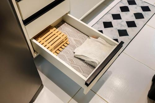 eine offene Schublade in einem Badezimmer mit Schachbrettboden in der Unterkunft Maria Farinha Residence Prince - LocarHouse in Maria Farinha