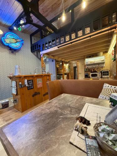 Ο χώρος του lounge ή του μπαρ στο Great access to Yokota Air Base! 203 Tokyo Fussa American Log House