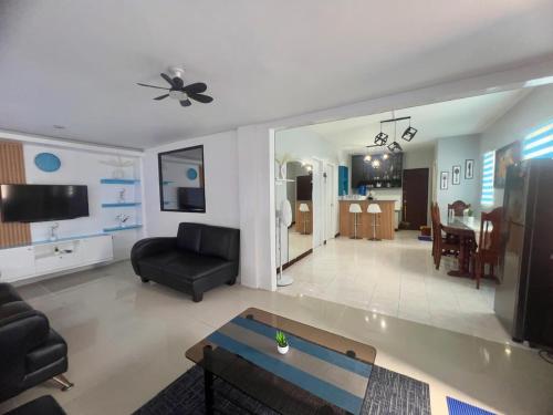 TV a/nebo společenská místnost v ubytování YAM Gensan Transient