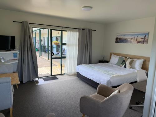 Giường trong phòng chung tại Coromandel Court Motel