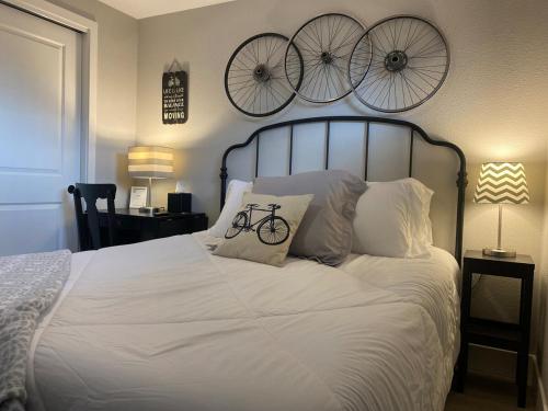 Postel nebo postele na pokoji v ubytování Berthoud favorite! Beautiful house with a hot tub!