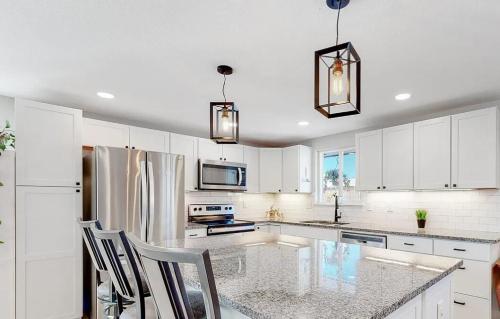 Kuchyň nebo kuchyňský kout v ubytování Berthoud favorite! Beautiful house with a hot tub!