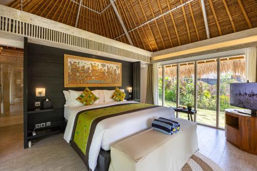 En eller flere senge i et værelse på Ayvrtha Boutique Nature Resort