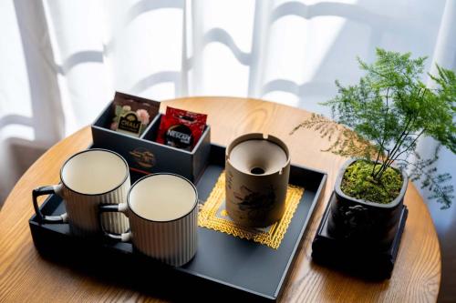 Принадлежности для чая и кофе в Blessing of the Dragon's Whisper Inn