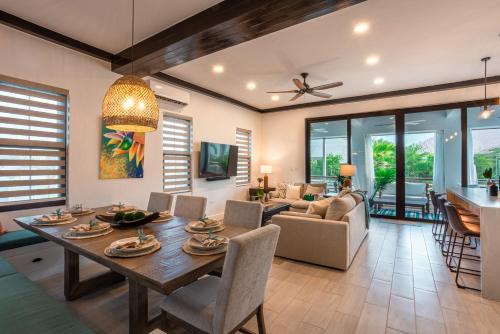 Et opholdsområde på Paradise Palms and The PoolClub at Mahogany Bay