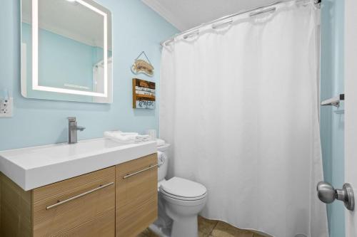 Koupelna v ubytování Sunflower 2, Beachfront Apt, pets allowed