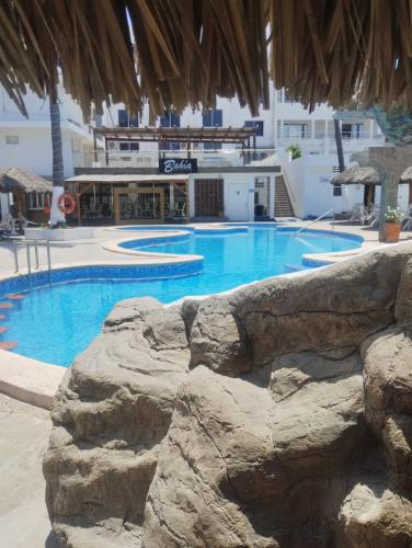 een groot zwembad met blauw water in een resort bij Hotel Playamar in Mazatlán