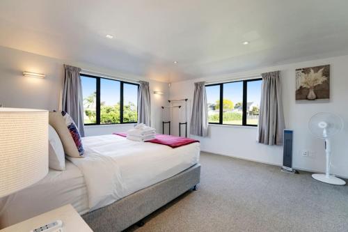 Postel nebo postele na pokoji v ubytování Modern Spacious Home with Backyard and Parking