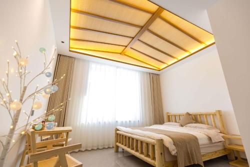 Ένα ή περισσότερα κρεβάτια σε δωμάτιο στο Xuegu Xuefu Lai Inn