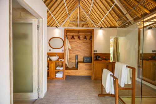 Et badeværelse på Ayvrtha Boutique Nature Resort