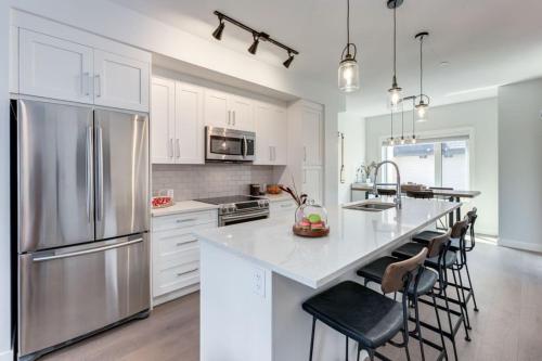 Η κουζίνα ή μικρή κουζίνα στο Stunning Modern 2BR Unit in Downtown Canmore