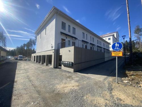 un bâtiment avec un panneau bleu devant lui dans l'établissement Convenient Apartment for 4 with Sauna, à Seinäjoki