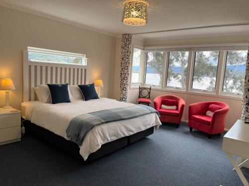 Postel nebo postele na pokoji v ubytování Anchorage Waterfront Retreat