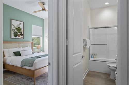 Ένα μπάνιο στο Waterslide Sun Golf and Fun Brand New Home All the amenities