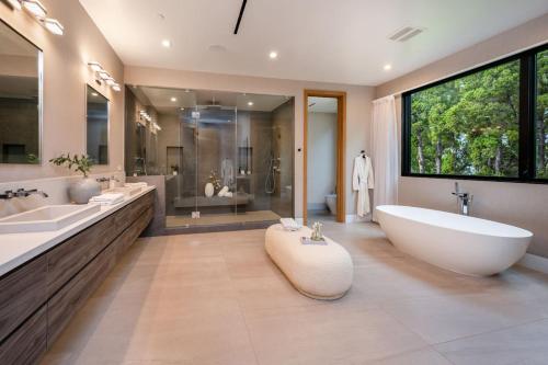 Koupelna v ubytování Royal Oaks Ultra-Luxury Resort