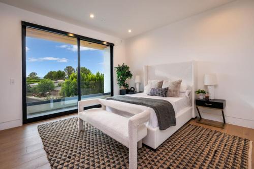 Postel nebo postele na pokoji v ubytování Royal Oaks Ultra-Luxury Resort